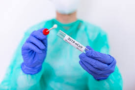 Тампоны и пробирки для взятия мазков на COVID-19.